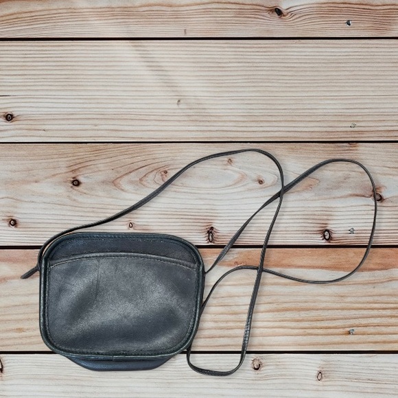 Coach vintage cross body bag from the 90s. Scratching on the leather as shown. - Picture 1 of 7